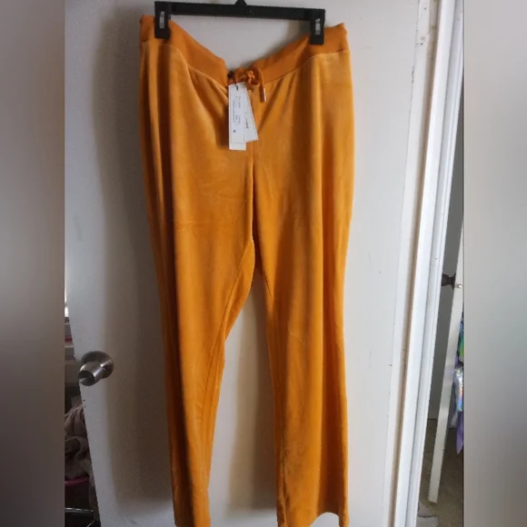 Juicy Couture Velour Pants & Sweater 🧡